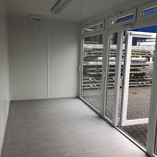 Verglaster Bürocontainer