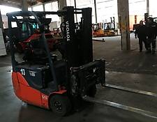Toyota 8FBEKT16 // Seitenschieber / Zinkenverstellgerät / HH 3.000 mm / FH 1420 mm / Duplex / Containerfähig